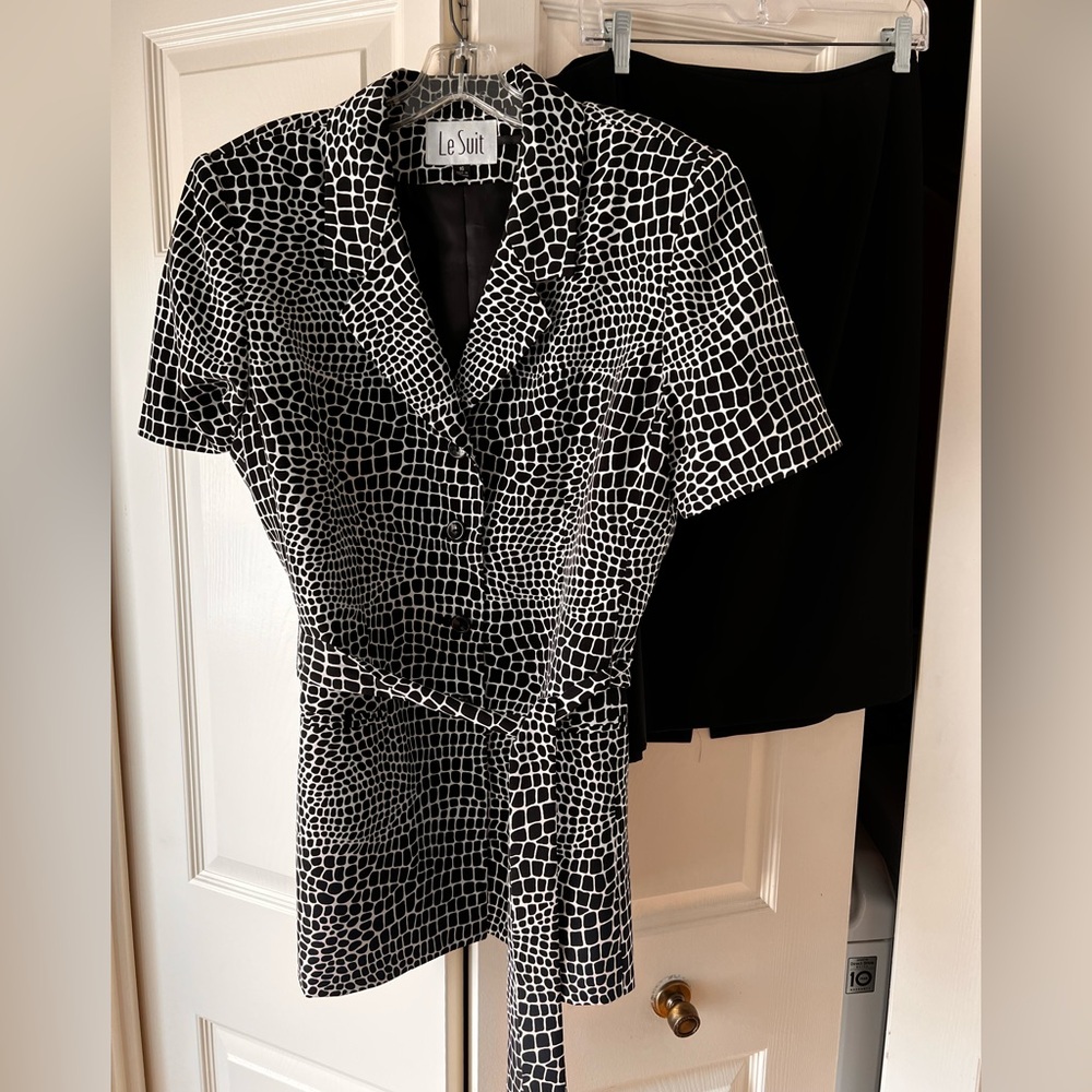 Le Suit Women's Monochrome Geometric Button Down Shirt